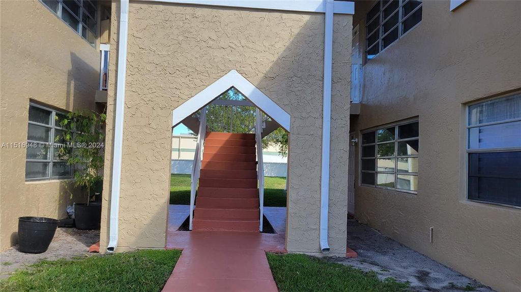 Photo of 823 Twin Lakes Dr #31-G, Coral Springs, FL 33071 (MLS # A11516948)