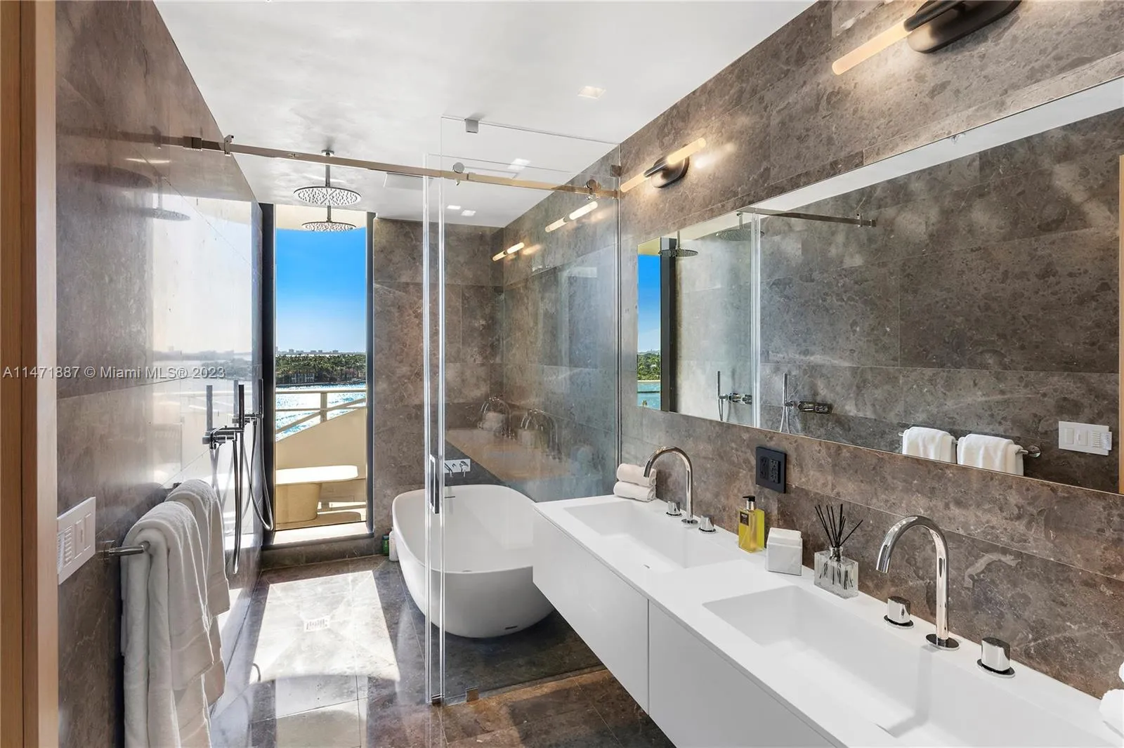 Miami Beach, Florida 33141, United States, 3 Bedrooms Bedrooms, ,4 BathroomsBathrooms,Residential,Active,69524