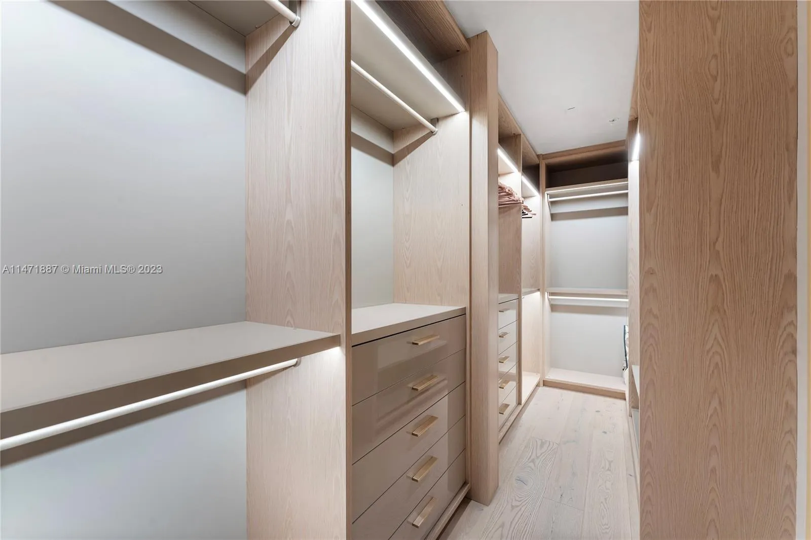 Miami Beach, Florida 33141, United States, 3 Bedrooms Bedrooms, ,4 BathroomsBathrooms,Residential,Active,69524