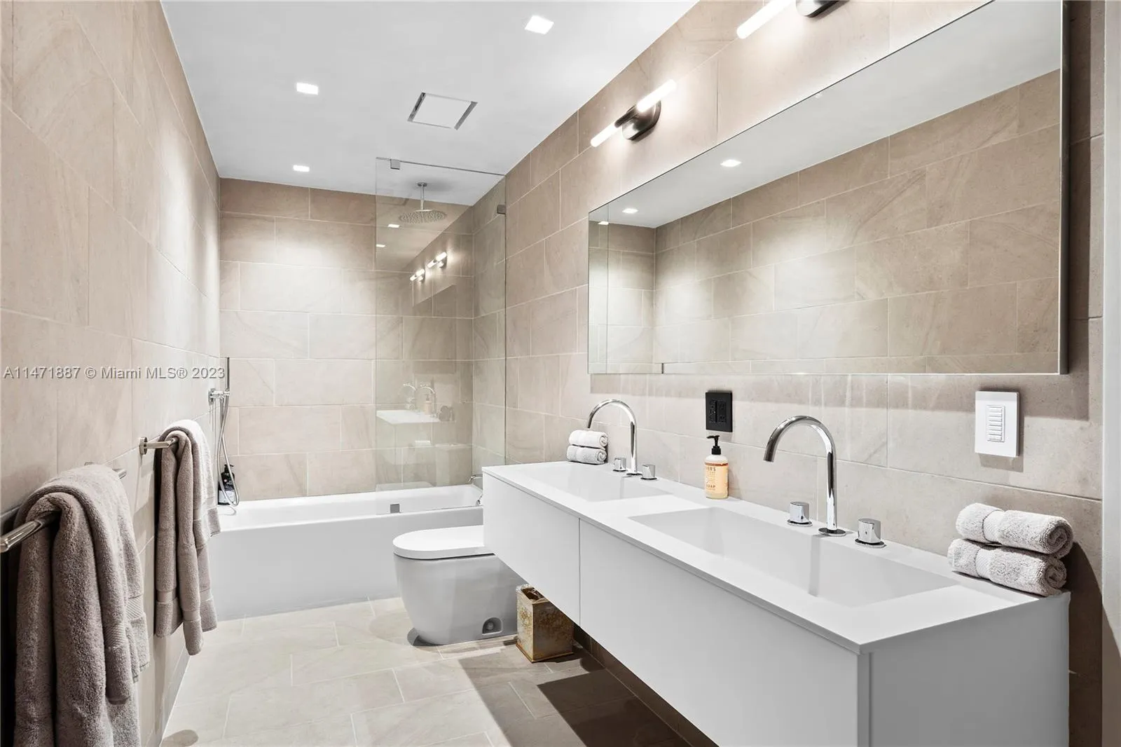 Miami Beach, Florida 33141, United States, 3 Bedrooms Bedrooms, ,4 BathroomsBathrooms,Residential,Active,69524