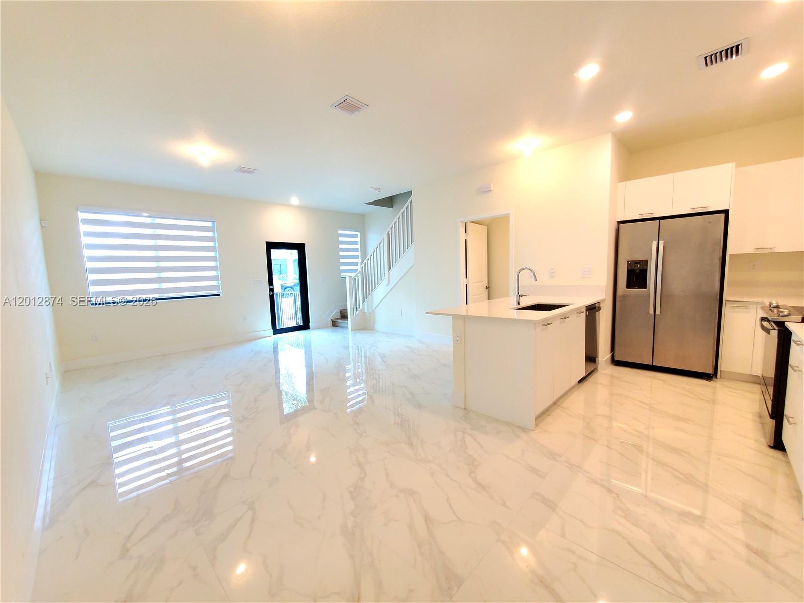 DOWNTOWN DORAL SOUTH PHAS - Residential