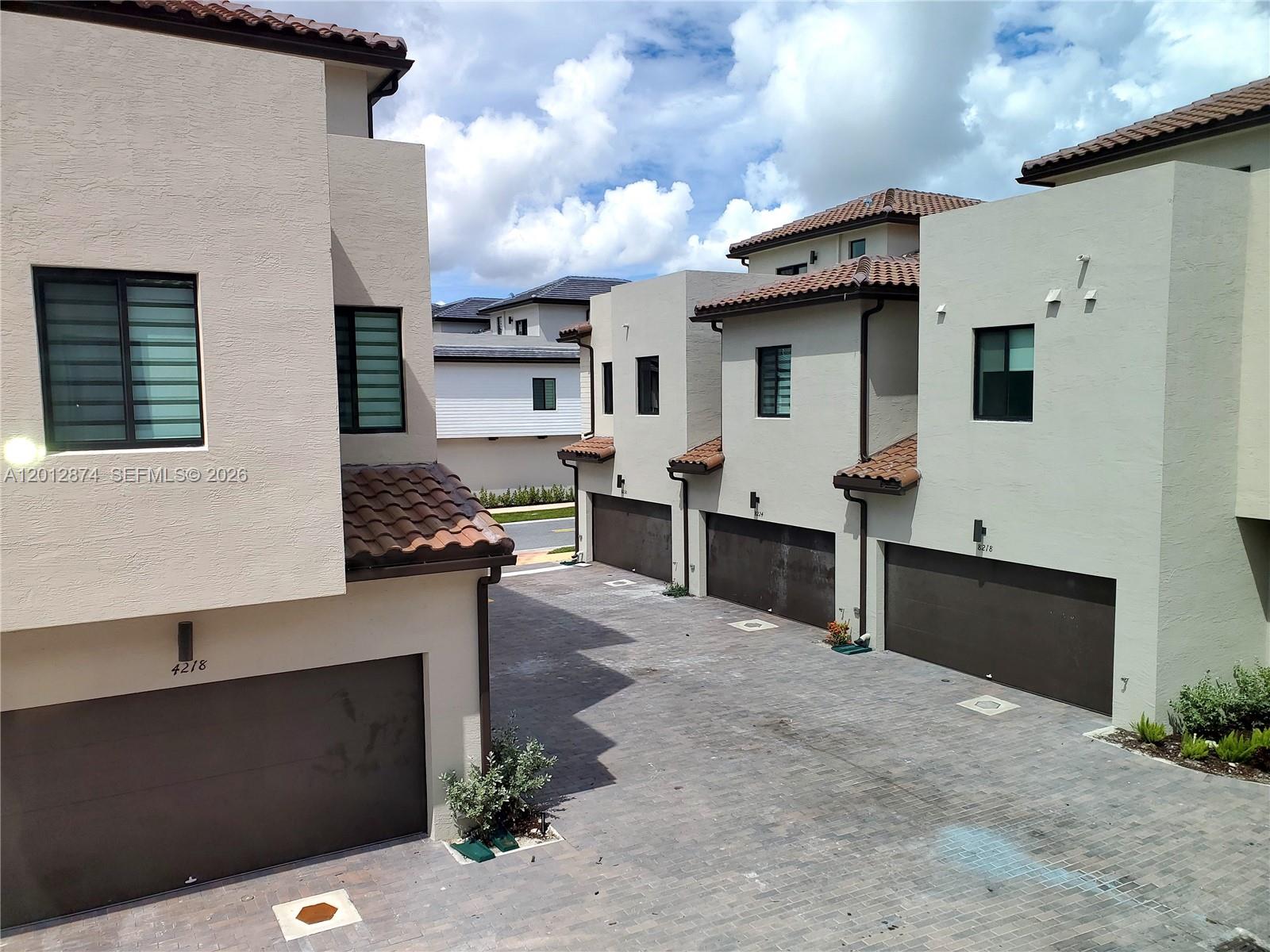 DOWNTOWN DORAL SOUTH PHAS - Residential