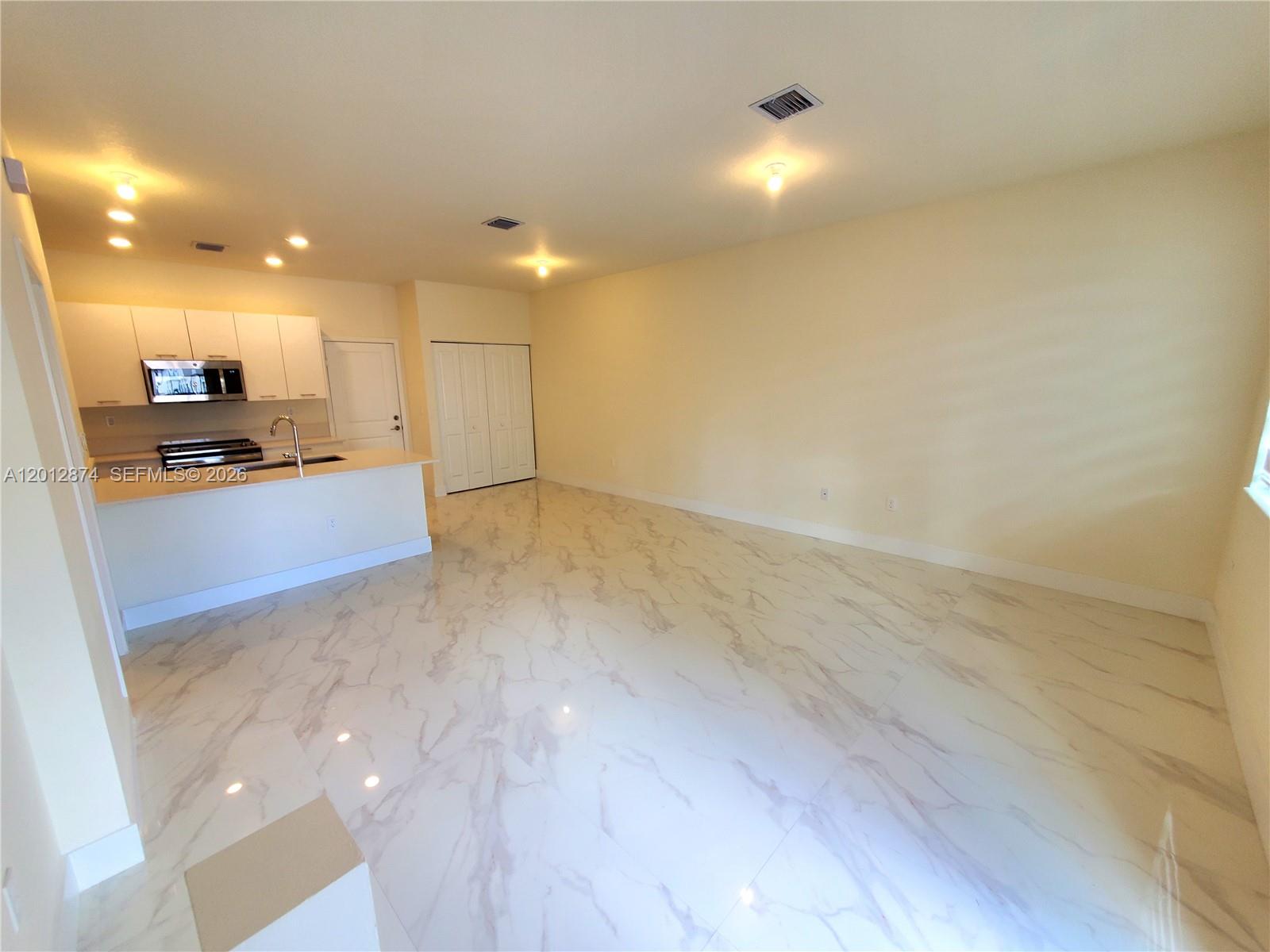 DOWNTOWN DORAL SOUTH PHAS - Residential