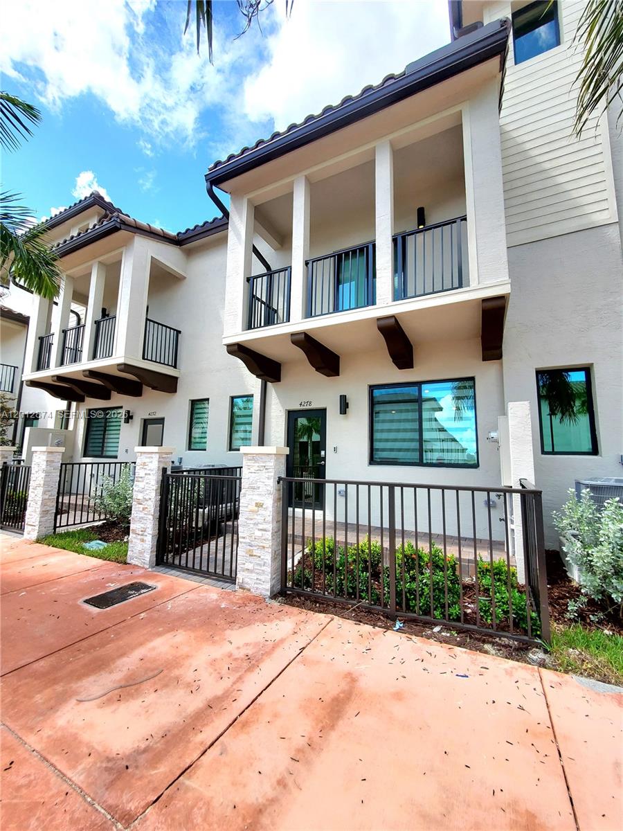 DOWNTOWN DORAL SOUTH PHAS - Residential