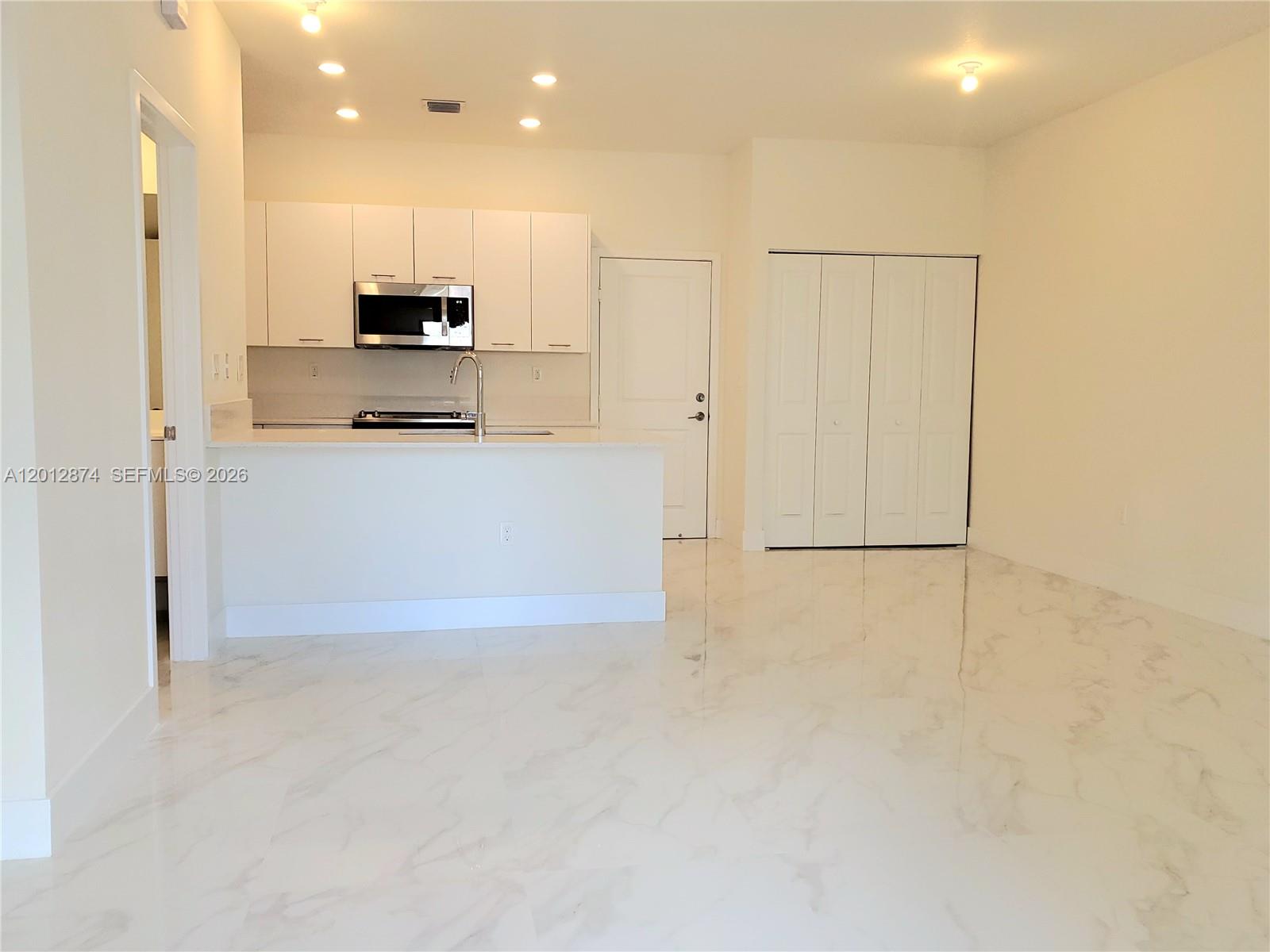 DOWNTOWN DORAL SOUTH PHAS - Residential