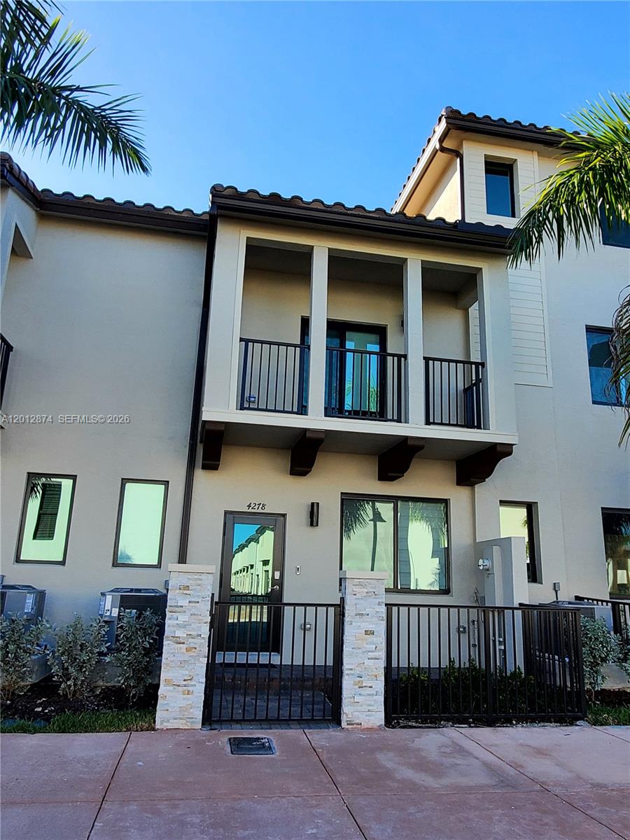 DOWNTOWN DORAL SOUTH PHAS - Residential