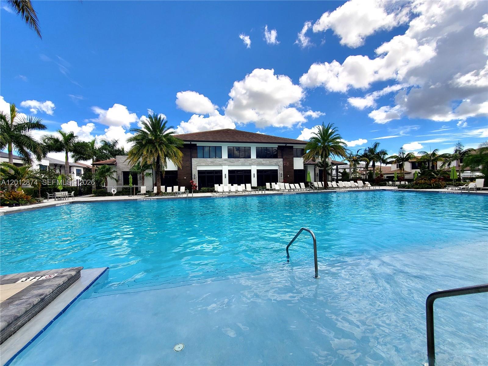 DOWNTOWN DORAL SOUTH PHAS - Residential