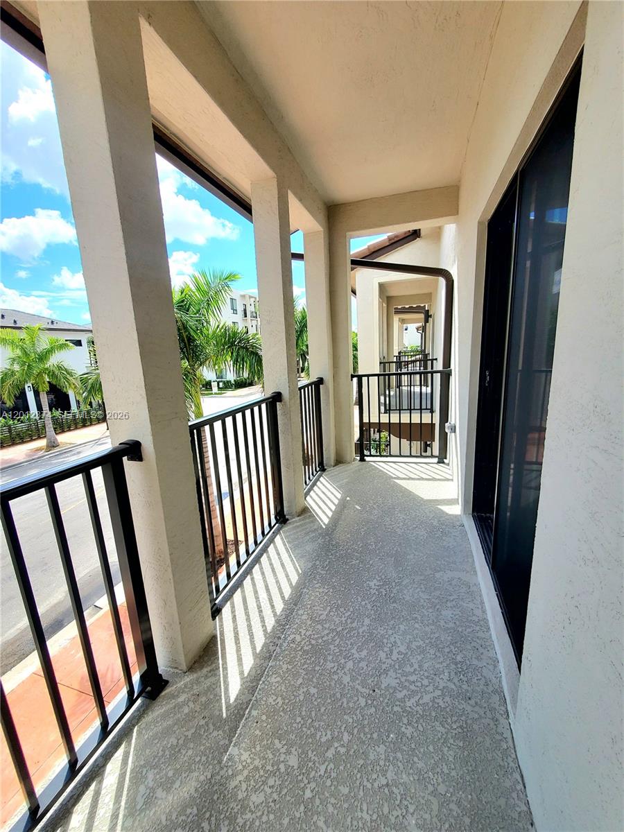 DOWNTOWN DORAL SOUTH PHAS - Residential