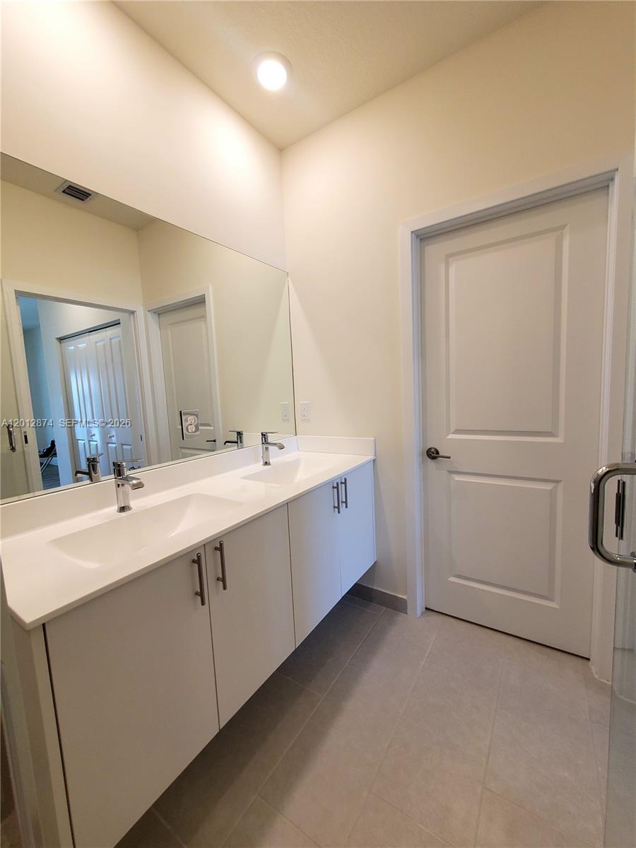 DOWNTOWN DORAL SOUTH PHAS - Residential