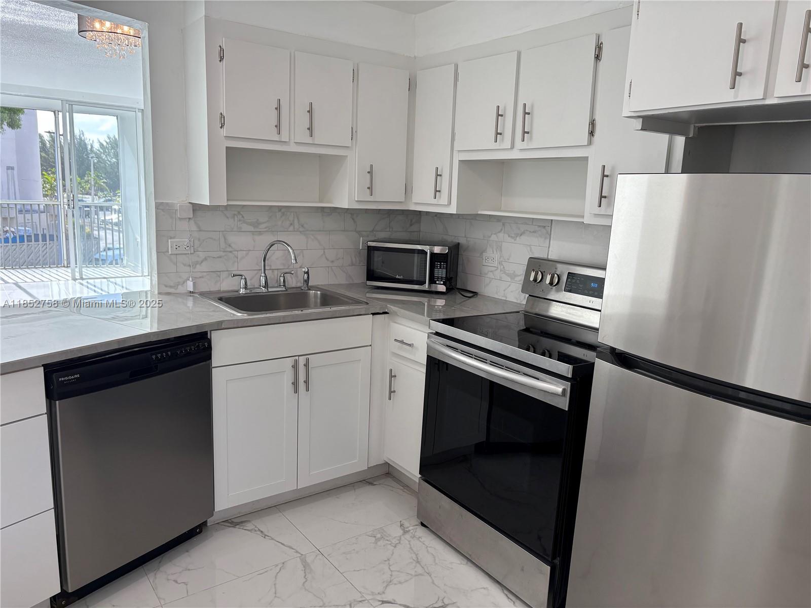 PRICE REDUCED FOR A QUICK SALE. A large one-bedroom apartment. The corner unit was completely renovated. The kitchen has all stainless steel appliances. Large bedroom with balcony access. Plenty of closets with a large master walking closet. The best maintenance is only $ 588.00. This is a desirable walkable area with banks, pharmacies, doctors' offices, shops, restaurants, supermarkets, etc., 24-hour security, a green community with beautiful landscaping, and a lot of amenities.