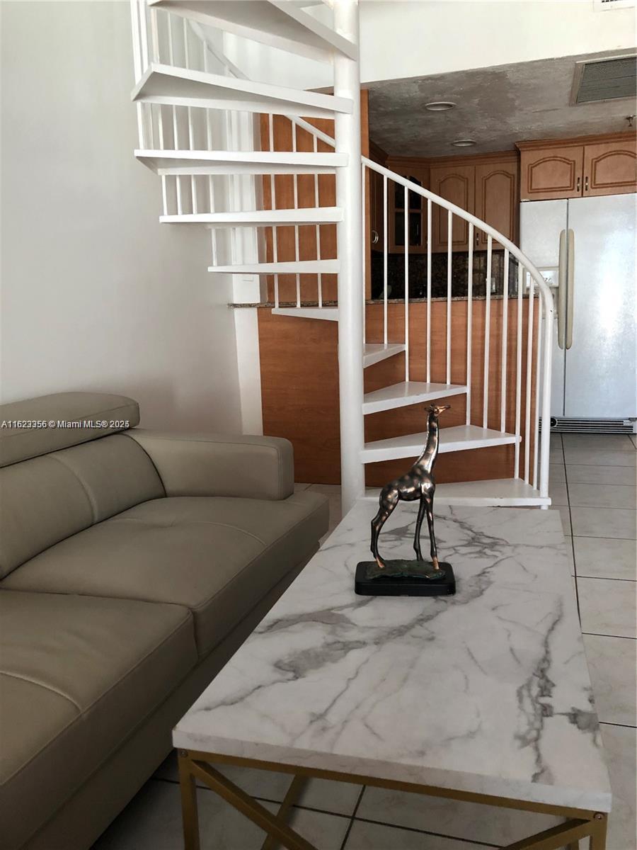 5445 Collins Ave TH-7