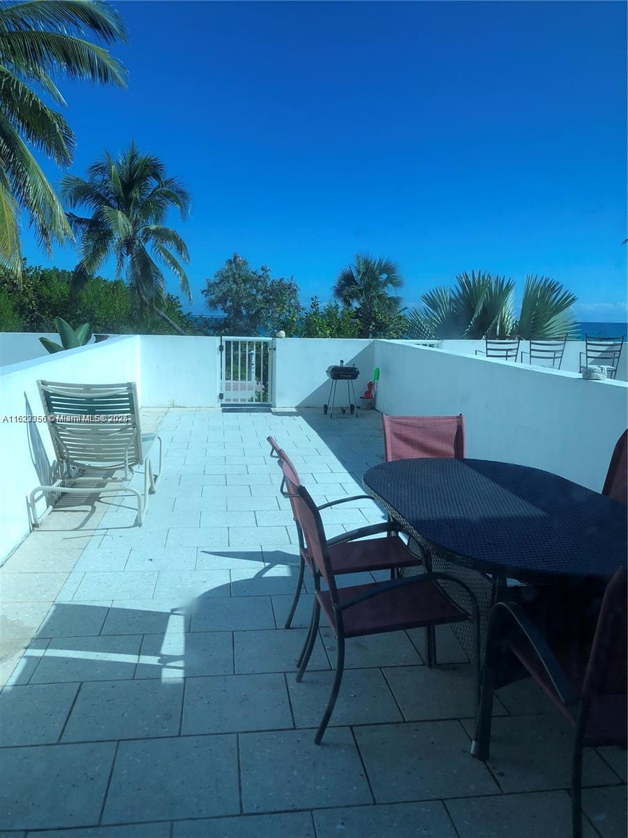 5445 Collins Ave TH-7