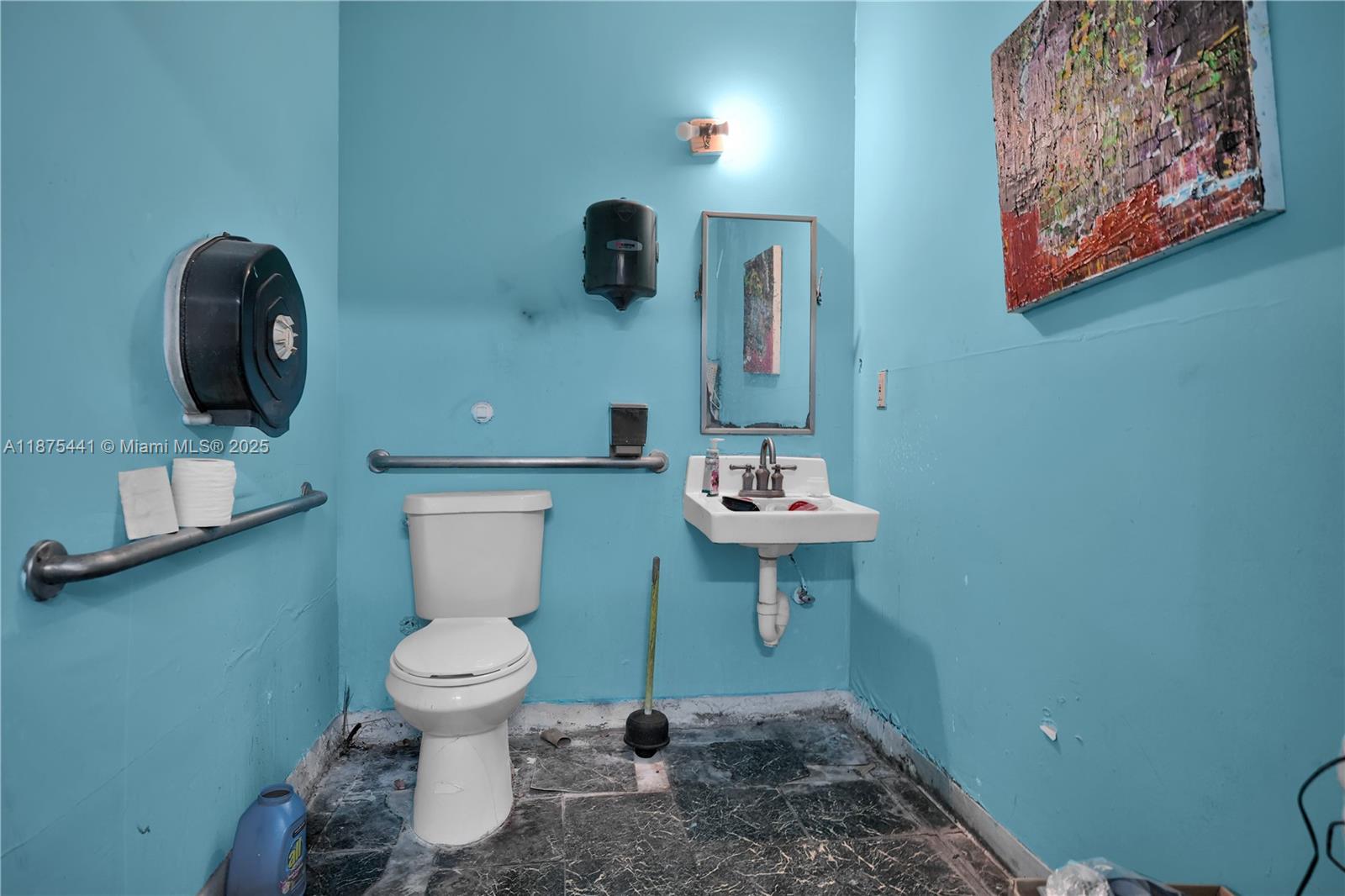 Main image without alt text