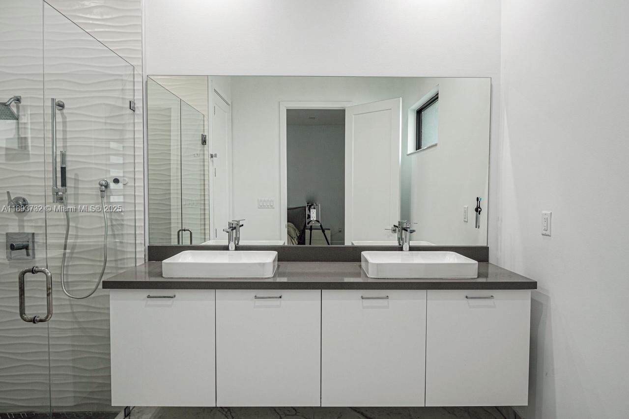 DOWNTOWN DORAL SOUTH PHAS - Residential