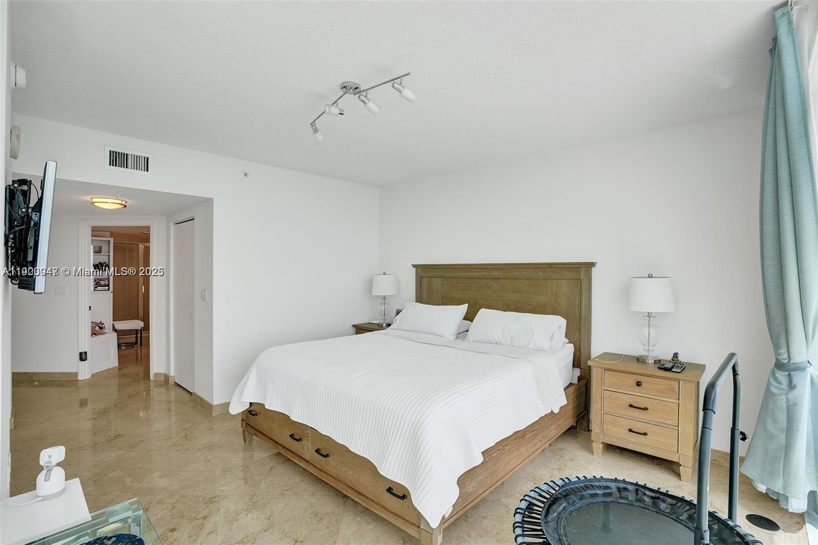 LA PERLA CONDO - Residential Lease