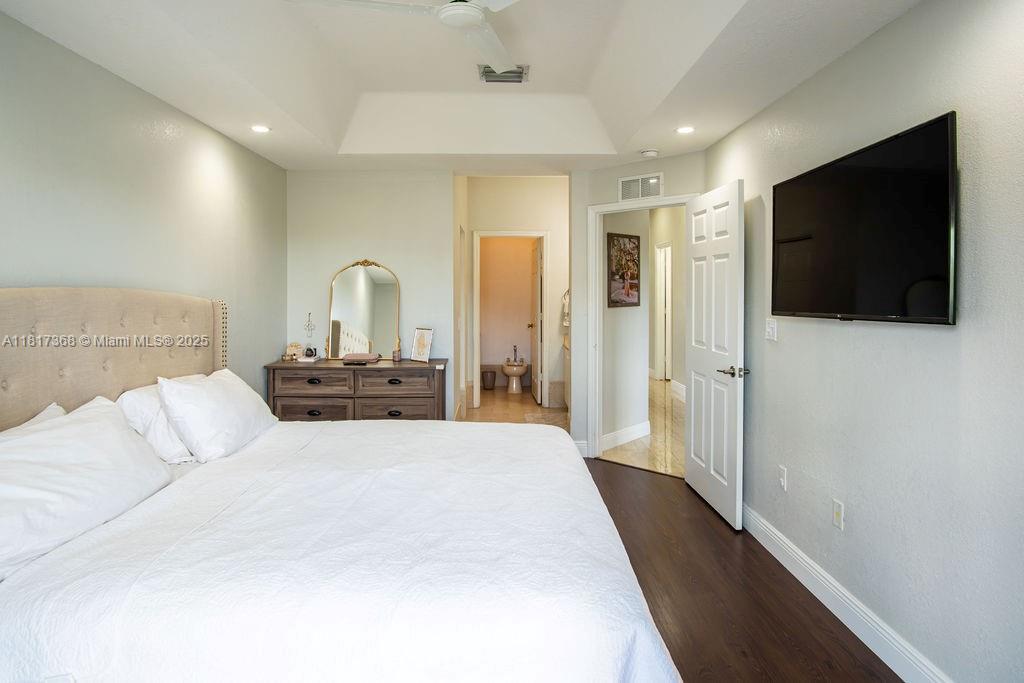 KENDALL VILLAGE TOWNVILLA - Residential