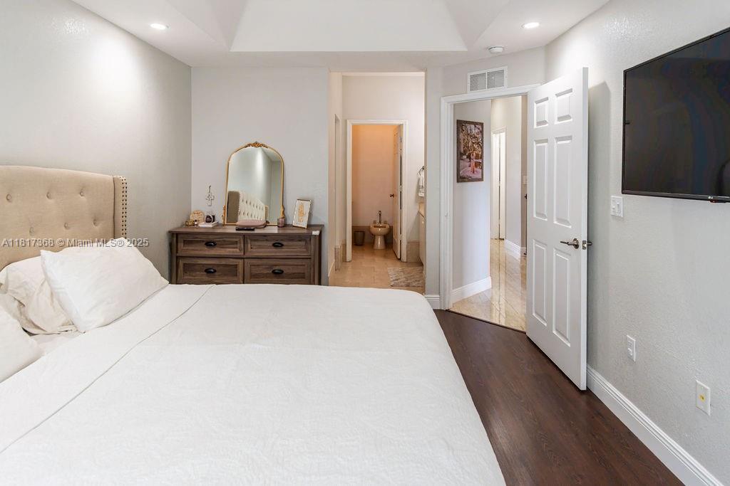 KENDALL VILLAGE TOWNVILLA - Residential