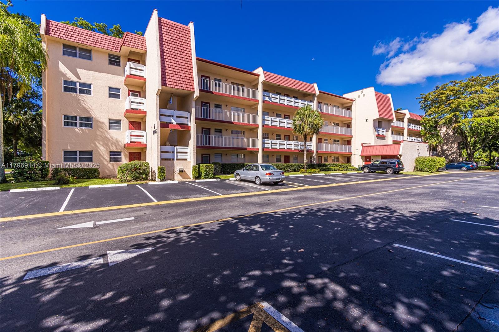 ORIOLE GOLF & TENNIS CLUB - Residential