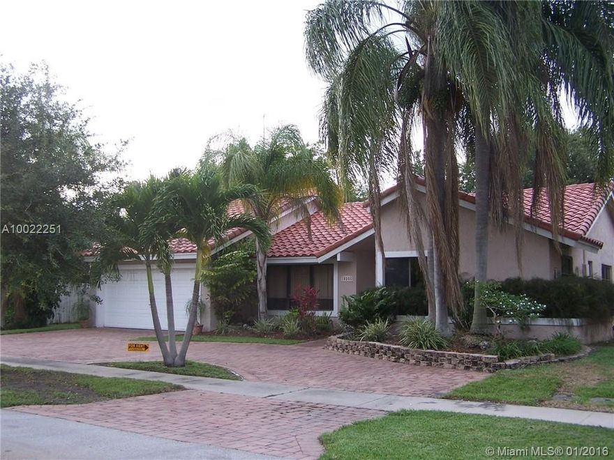 Open and spacious home in Nob Hill Estates. Pet friendly, no pet restrictions, fenced yard and no HOA. 
Call owner for showing instructions.