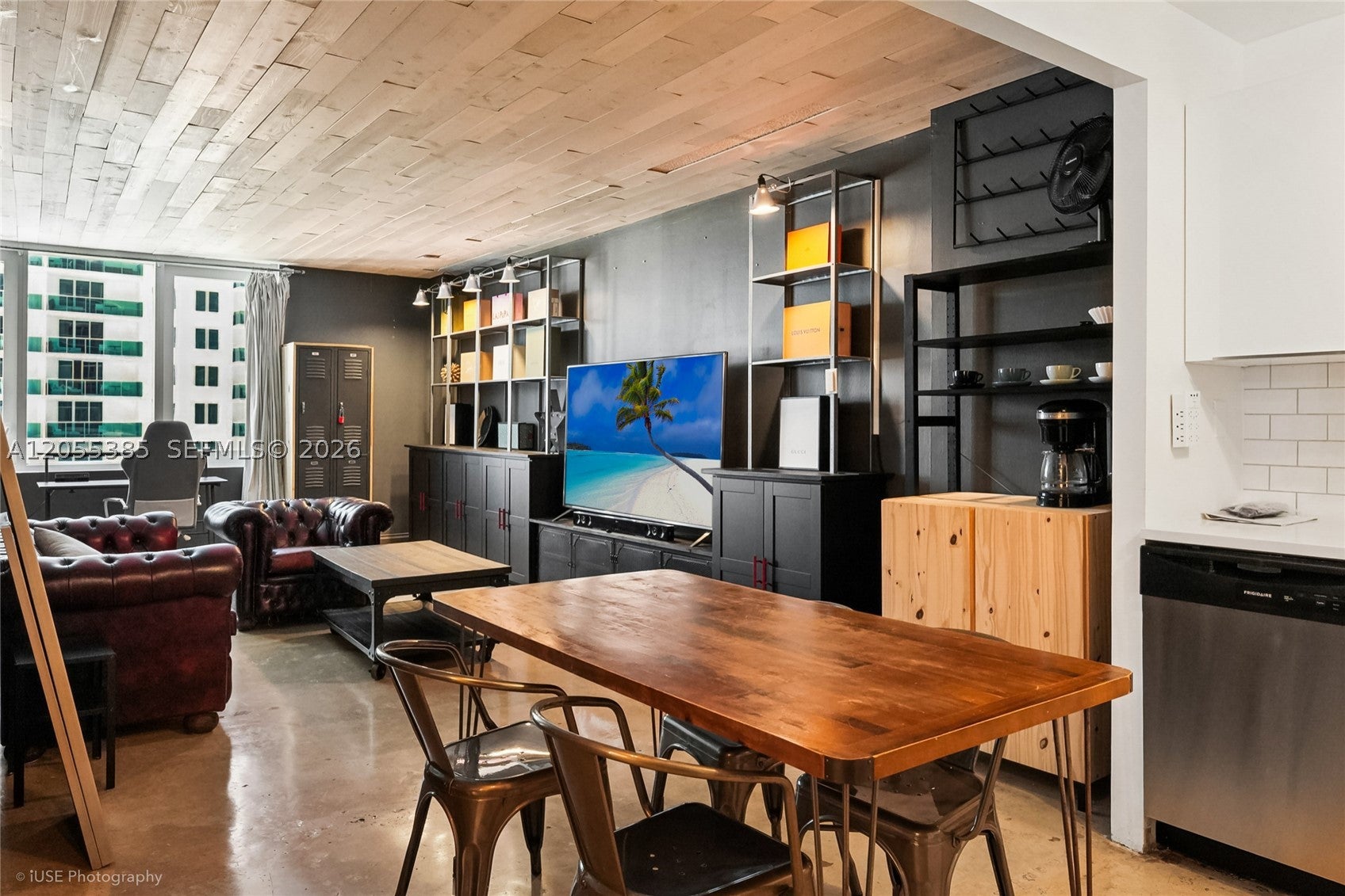 2301 Collins Ave 522