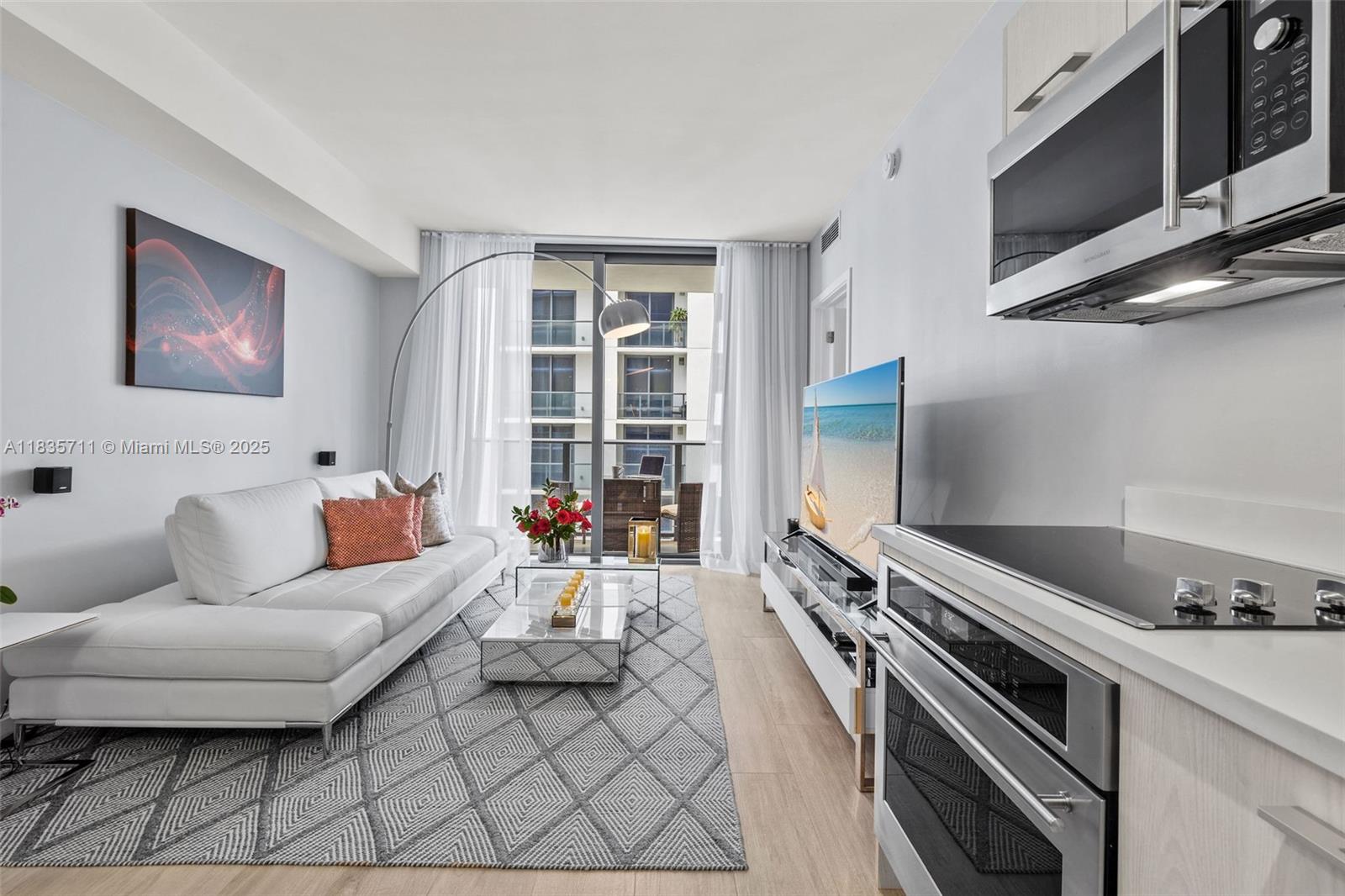This modern and stylish residence offers the perfect blend of comfort and convenience. The building allows minimum rentals of 30 days, making it ideal for flexible leasing options.
The landlord is open to short-term rentals, providing great opportunities for seasonal stays or temporary housing. Enjoy world-class amenities in an excellent building known for its
luxury and service. Located just steps from Brickell City Centre, top restaurants, shops, and public transit. This is a prime location for anyone looking to experience the best of Miami living