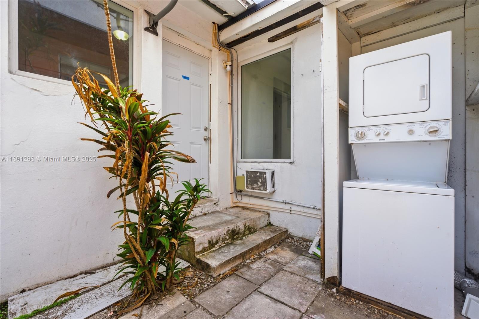 BISCAYNE BCH SUB - Residential Lease