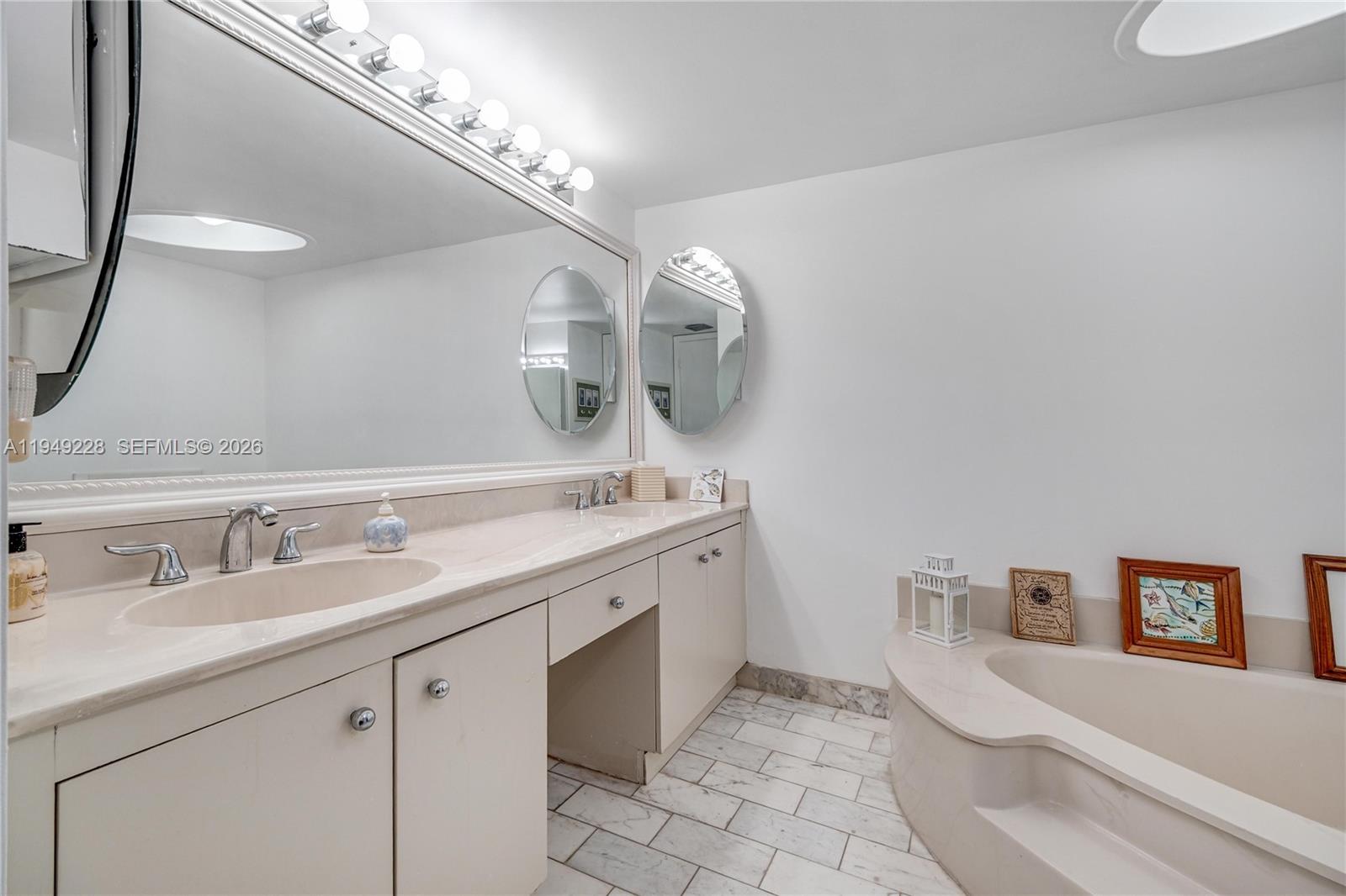 THE TOWERS OF QUAYSIDE CO - Residential