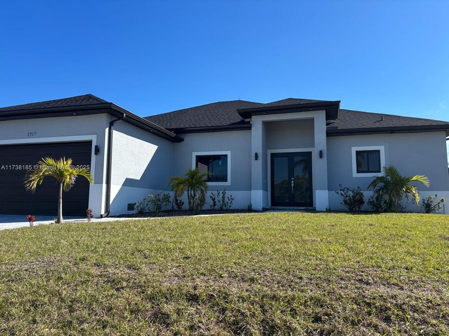 Amazing opportunity with the excellence blend of luxury and relaxation neighborhood in the heart of Cape Coral. Modern concept with spacious ambients to enjoy family times and friends with also a stainless steel barbeque in the patio.