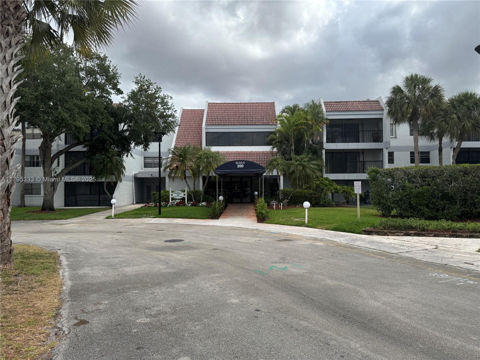 Rental Property at 200 Lakeview Dr 204, Weston, Broward County, Florida - Bedrooms: 2 
Bathrooms: 2  - $2,350 MO.
