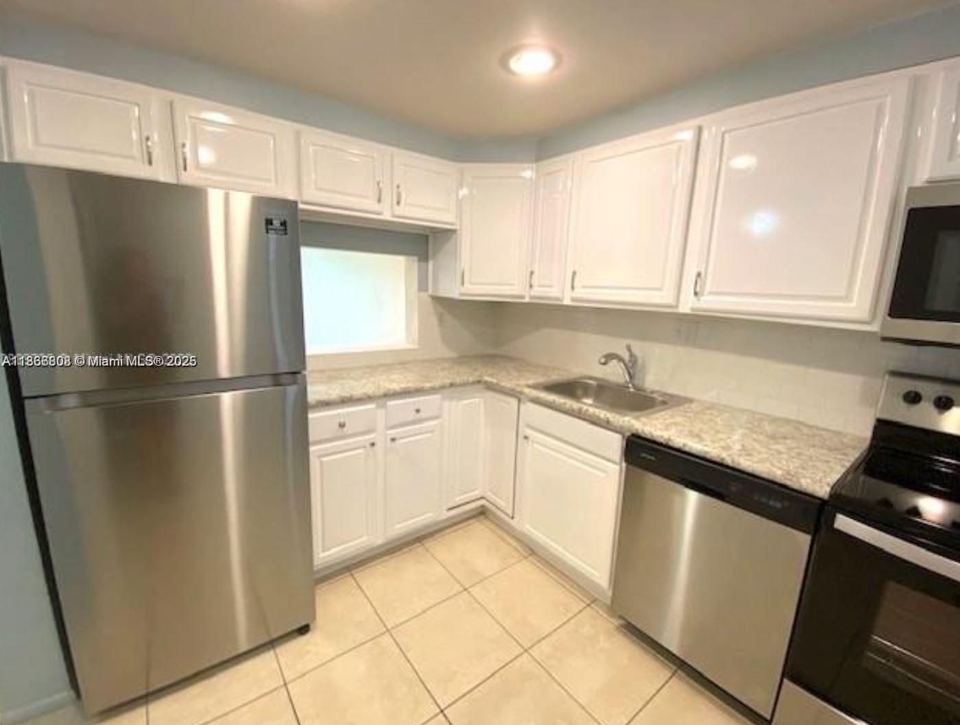 Charming 1 bed, 1.5 bath first-floor condo featuring a spacious walk-in closet, private porch, and peaceful garden view. Perfect blend of comfort and convenience in a serene setting. Easy to show.