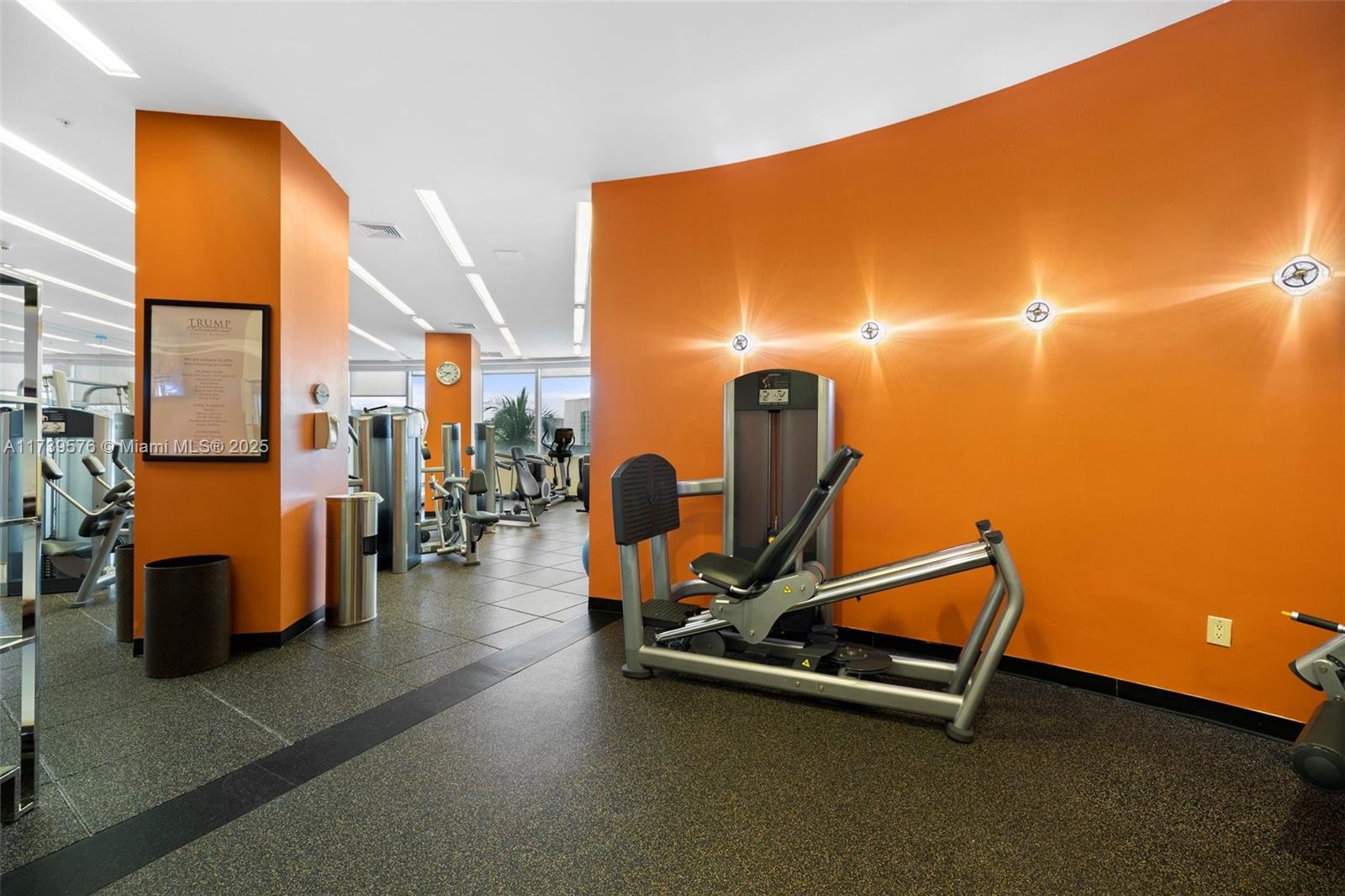 TRUMP INTERNATIONAL SONES - Residential