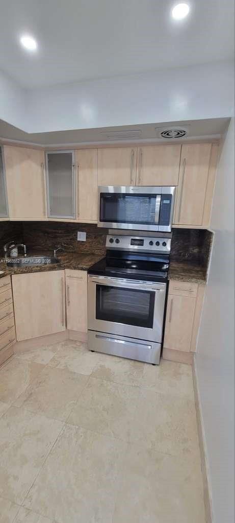 ENVOY APARTMENTS CONDOMIN - Residential