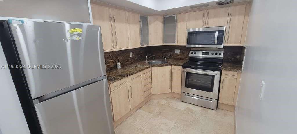 ENVOY APARTMENTS CONDOMIN - Residential