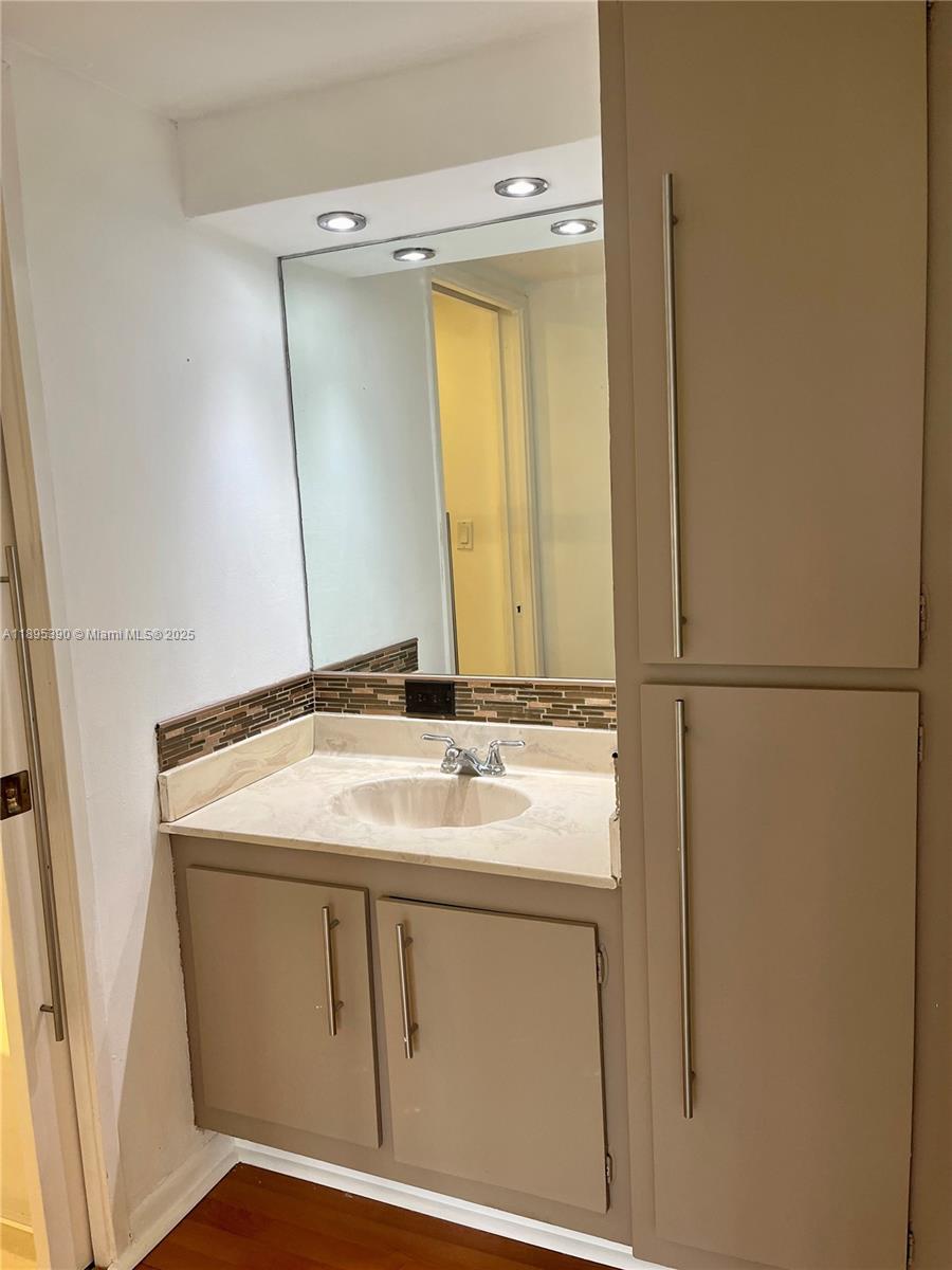 PLAZA OF AMERICAS CONDO P - Residential Lease