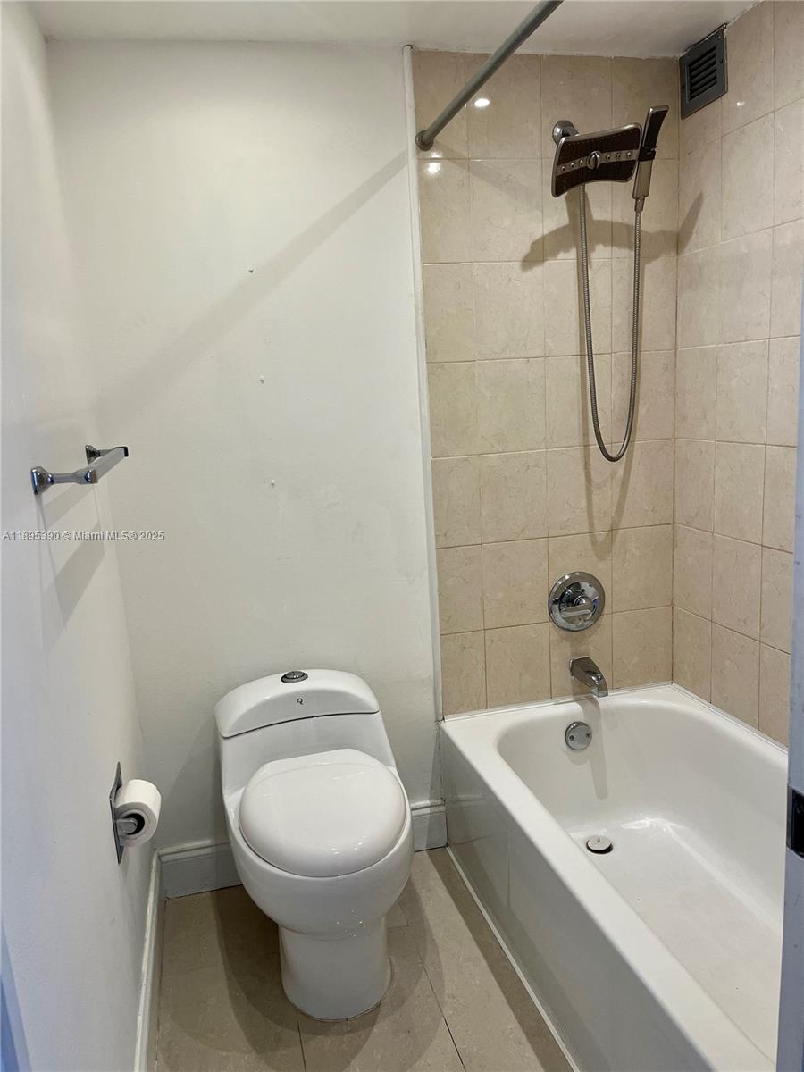 PLAZA OF AMERICAS CONDO P - Residential Lease