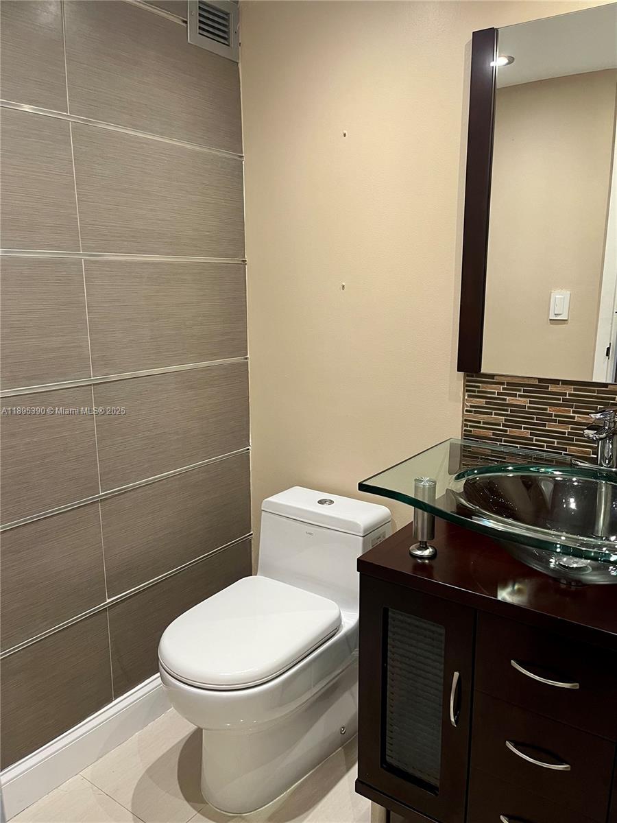 PLAZA OF AMERICAS CONDO P - Residential Lease