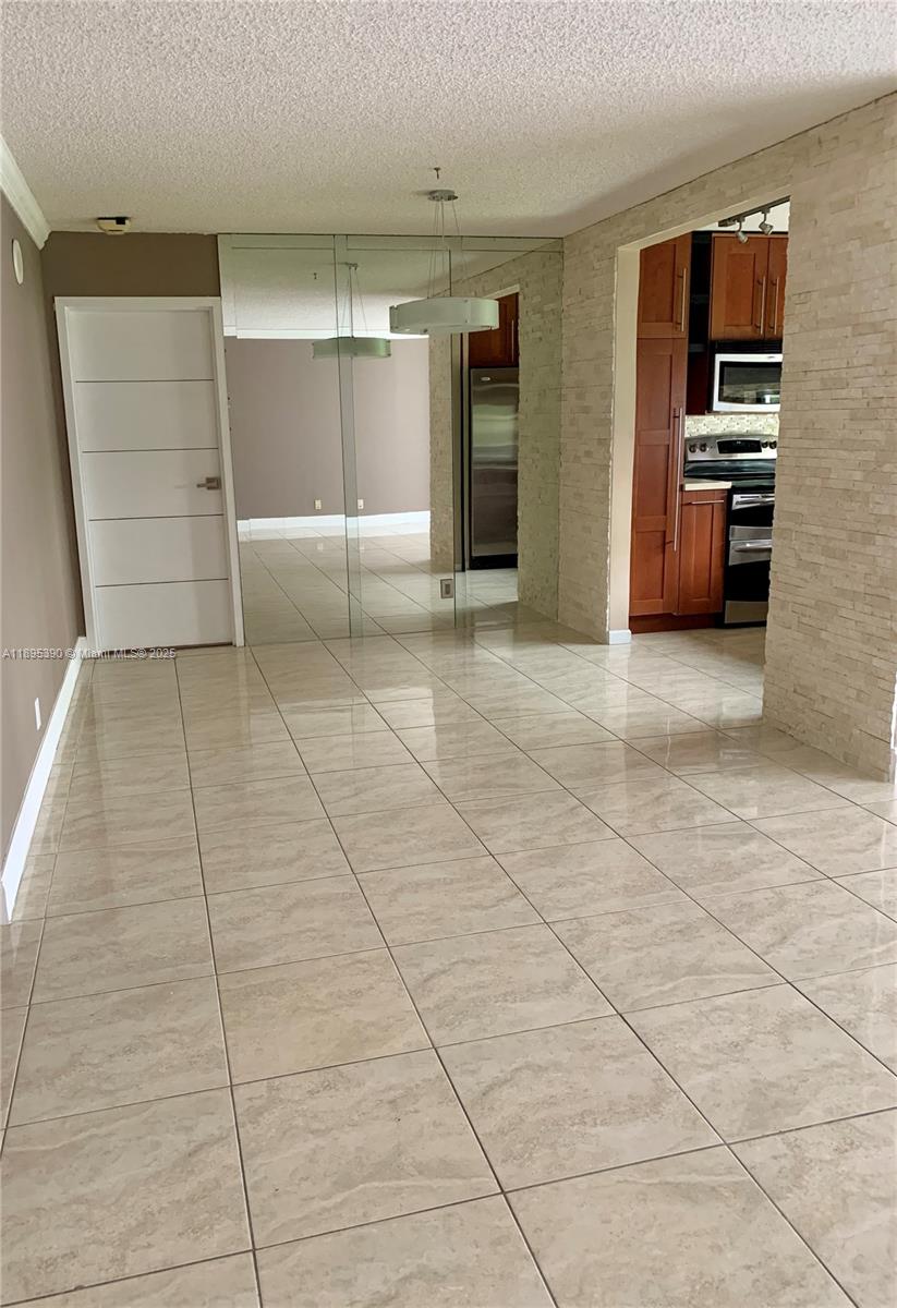 PLAZA OF AMERICAS CONDO P - Residential Lease