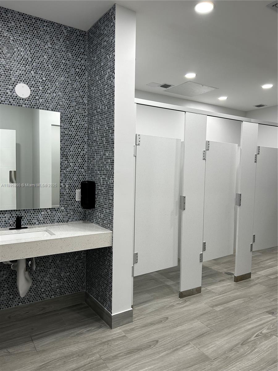 PLAZA OF AMERICAS CONDO P - Residential Lease