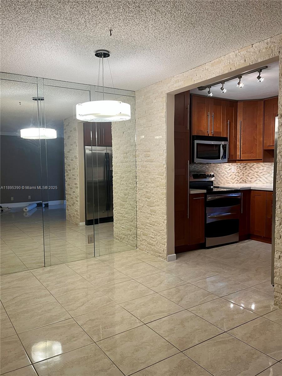 PLAZA OF AMERICAS CONDO P - Residential Lease