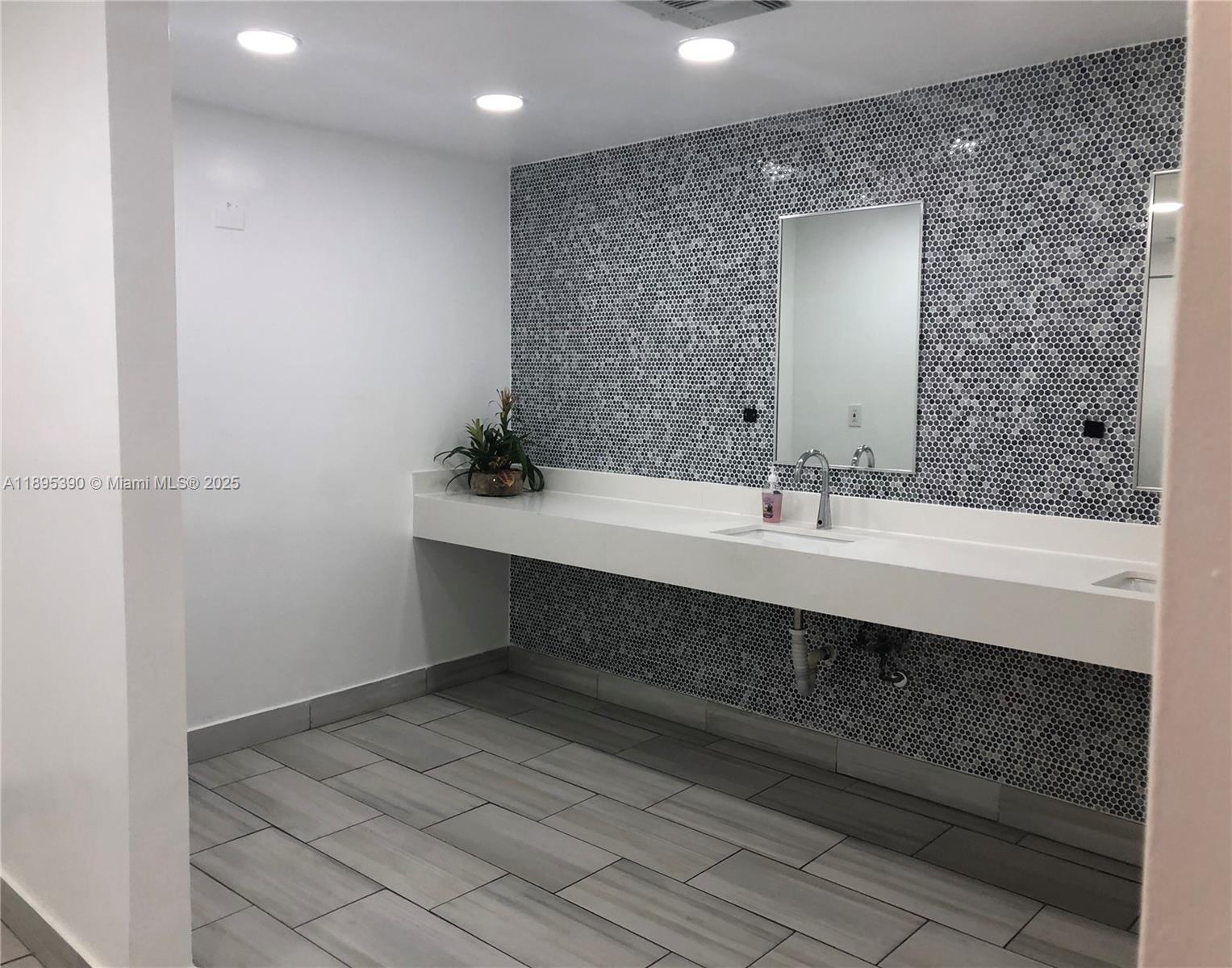 PLAZA OF AMERICAS CONDO P - Residential Lease