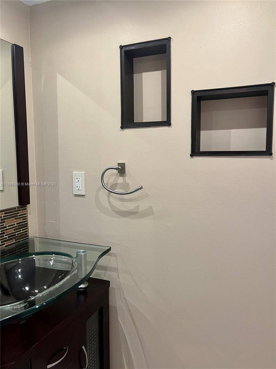 PLAZA OF AMERICAS CONDO P - Residential Lease