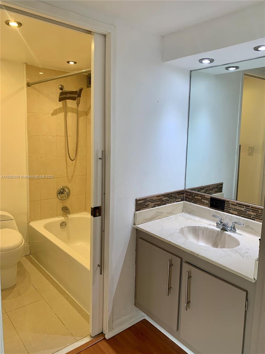 PLAZA OF AMERICAS CONDO P - Residential Lease