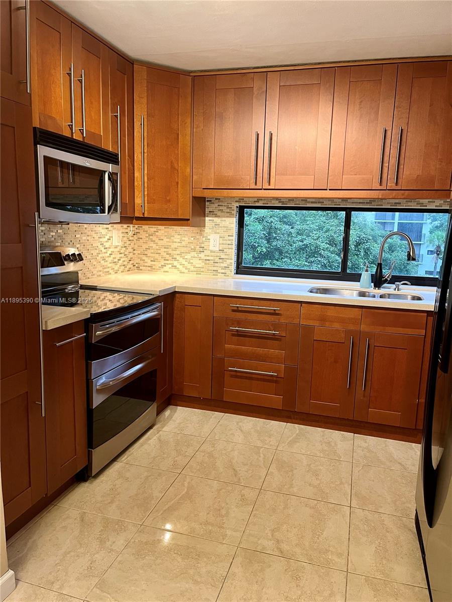 PLAZA OF AMERICAS CONDO P - Residential Lease