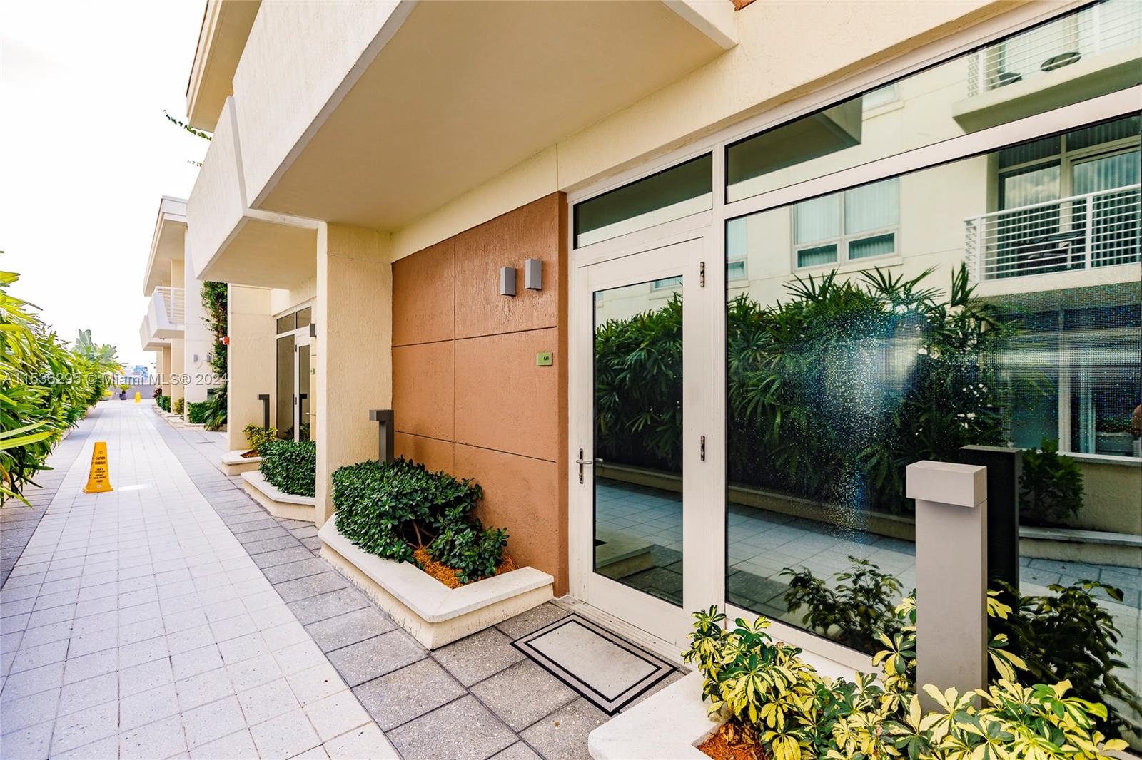 MIDBLOCK MIAMI CONDO - Residential Lease
