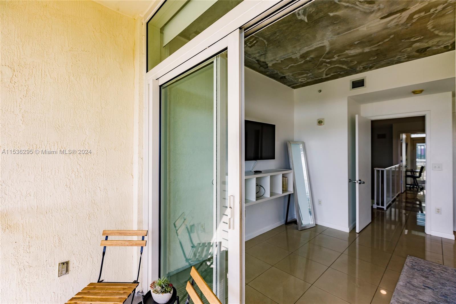 MIDBLOCK MIAMI CONDO - Residential Lease