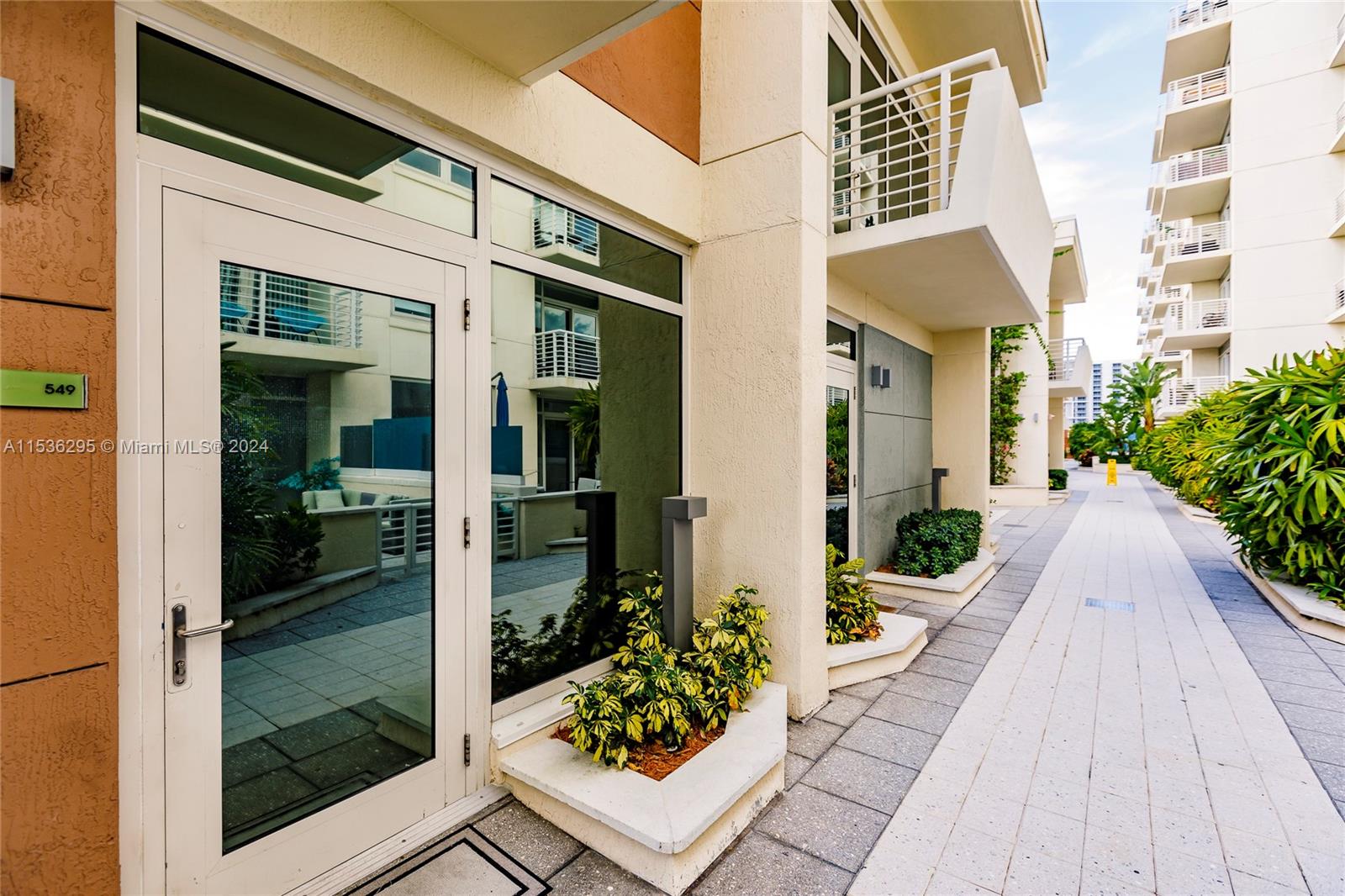 MIDBLOCK MIAMI CONDO - Residential Lease
