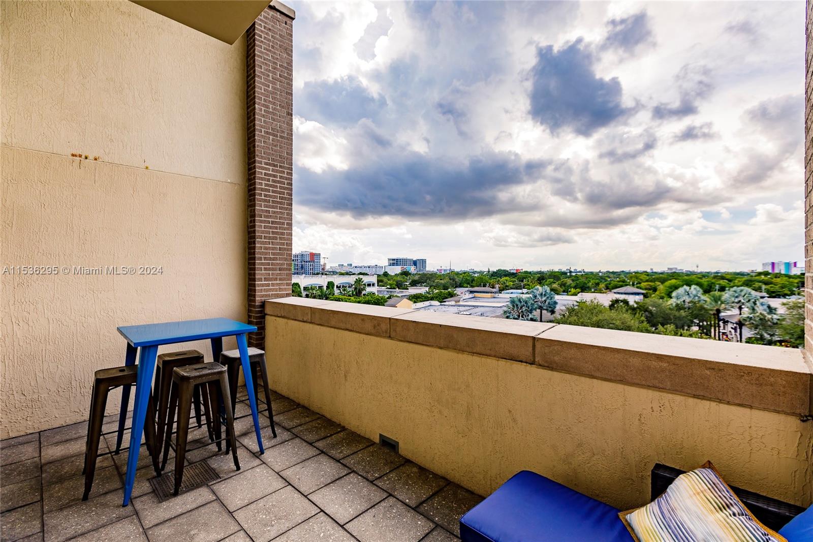 MIDBLOCK MIAMI CONDO - Residential Lease