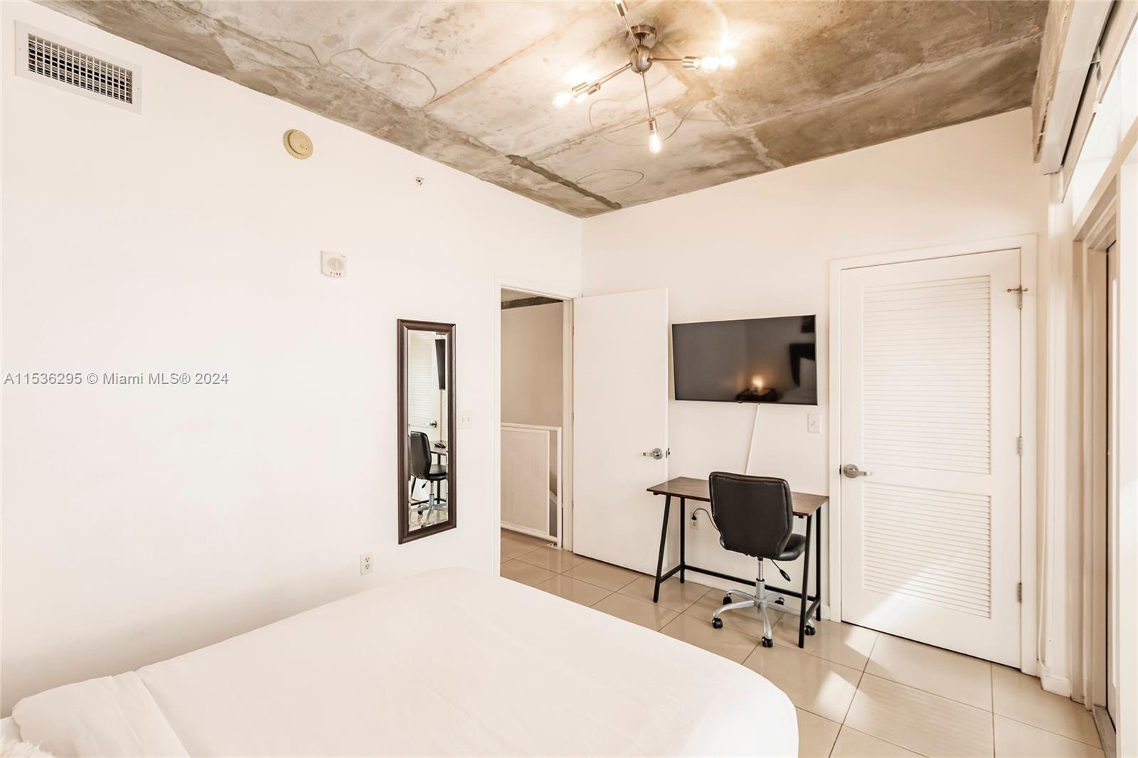 MIDBLOCK MIAMI CONDO - Residential Lease