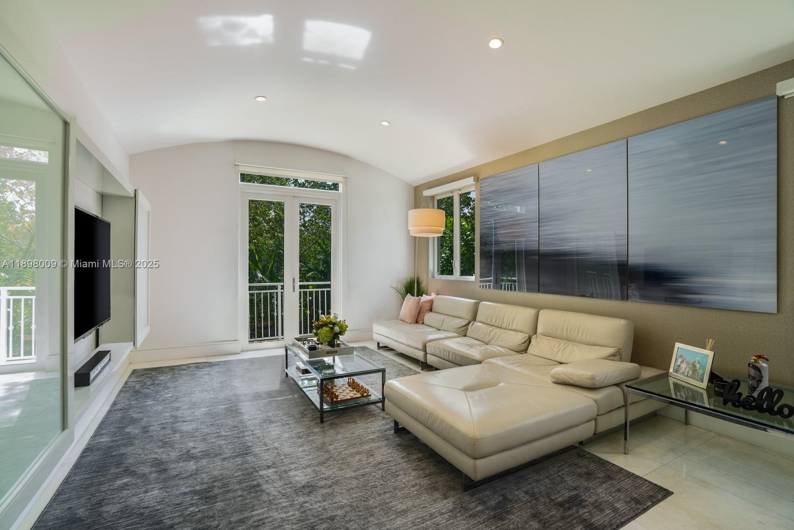 112 Paloma Dr