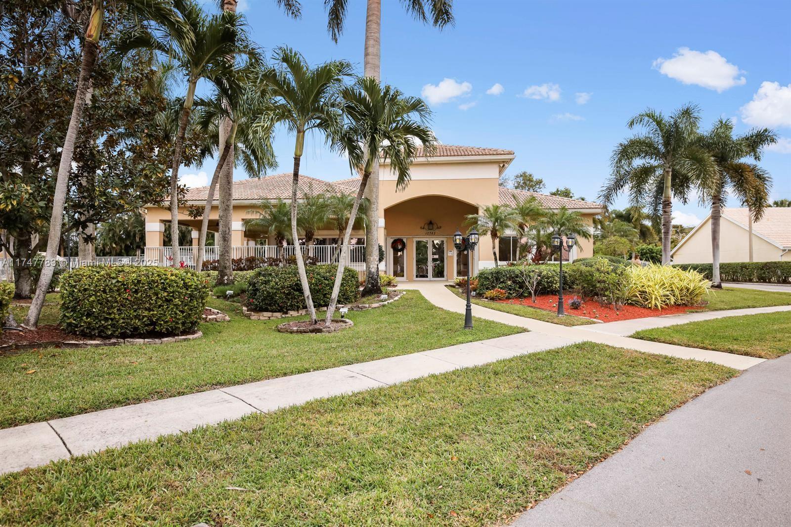 HAMPTON LAKES - Residential